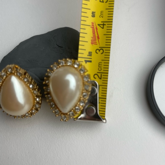 Vintage Richelieu Signed Gold Tone Faux Pearl Clip On Earrings - Picture 5 of 5